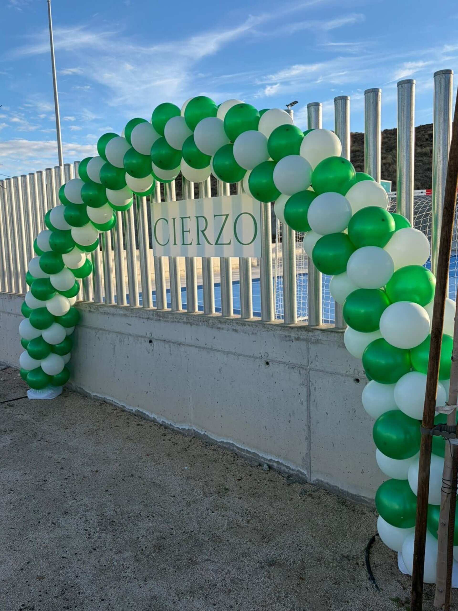 Arco de globos con PVC corporativo - 2
