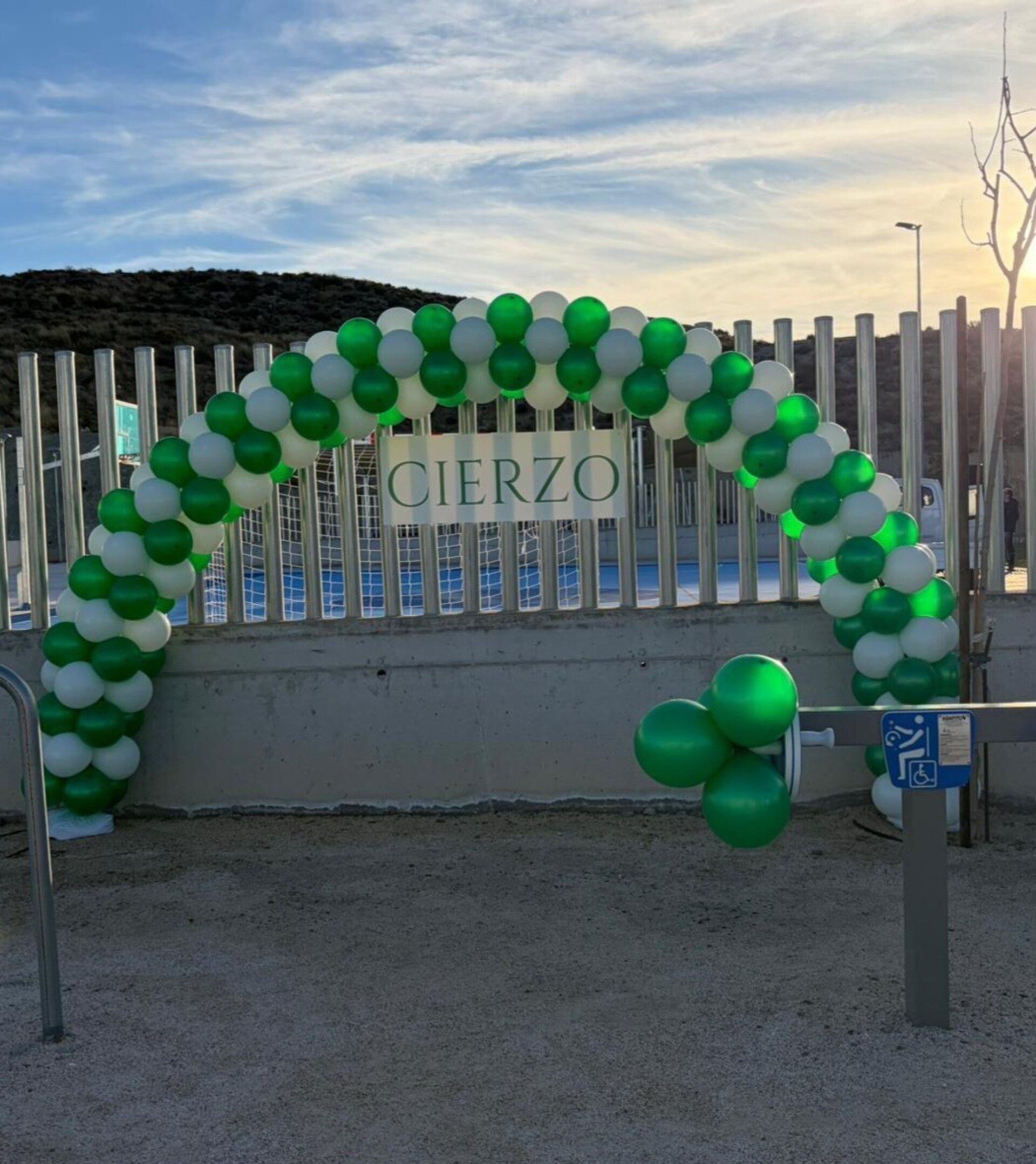 Arco de globos con PVC corporativo - 1